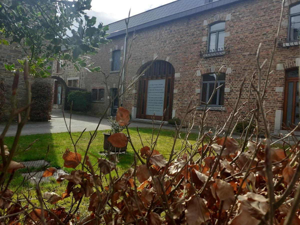 Le Repos Du Nomade B&B 7 Personnes Manhay Esterno foto